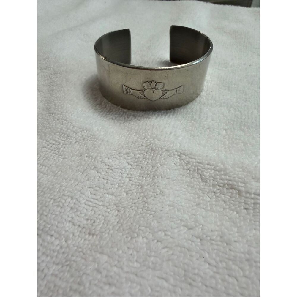 MULLINGAR PEWTER CLADDAGH CUFF
